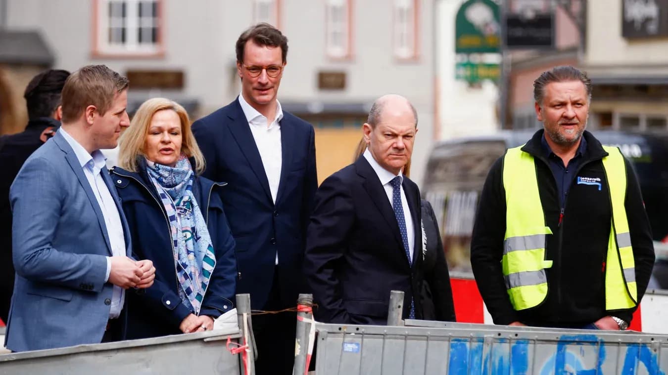 Kanzler Olaf Scholz (2.v.r.), NRW-Landeschef Hendrik Wüst (M.), Bundesinnenministerin Nancy Faeser (M.) und Guido Lanzerath in Bad Münstereifel.