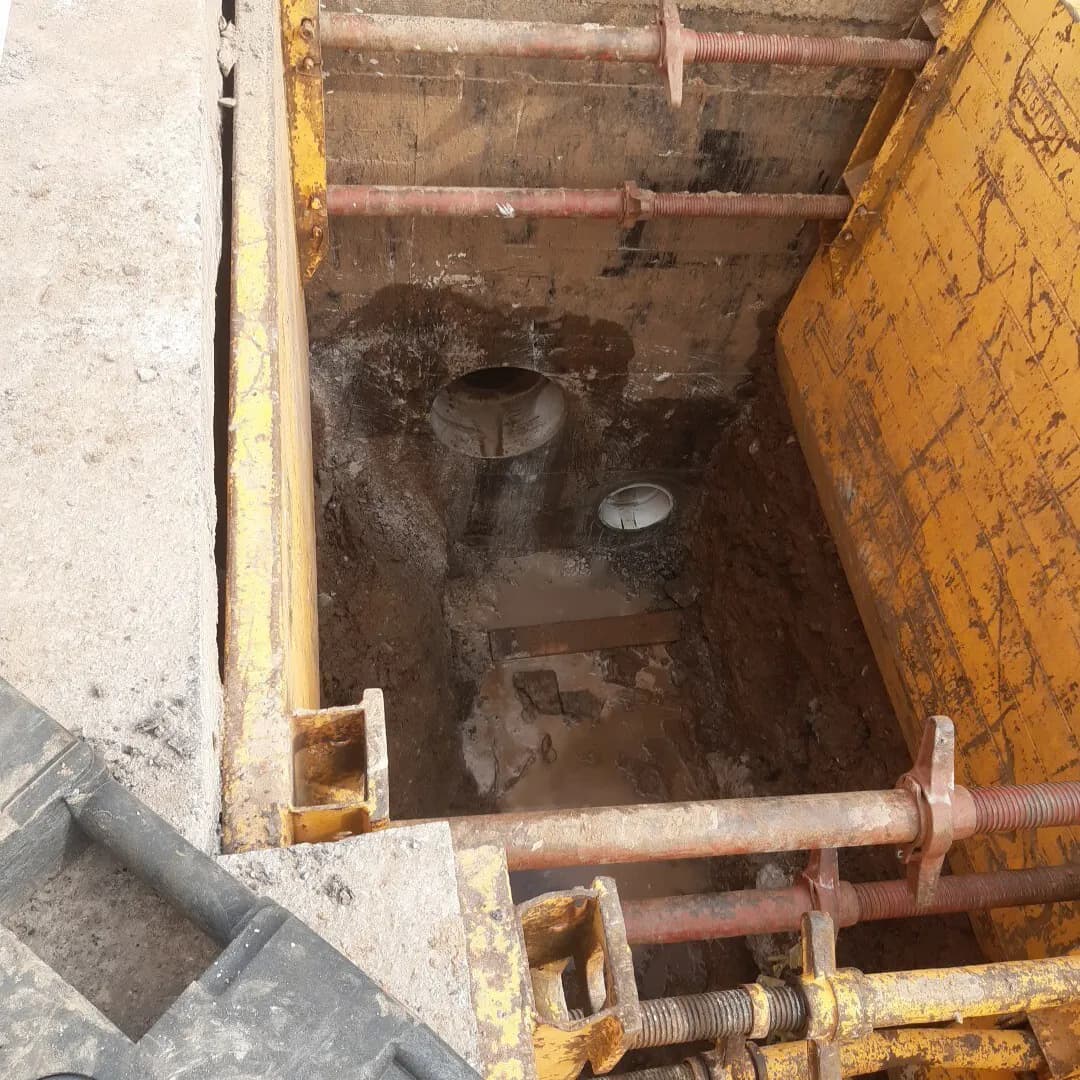 Baugrube mit Verbau für Schachtanschluss